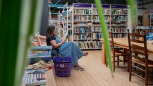 boeken afdeling shoppen lezen kringloop