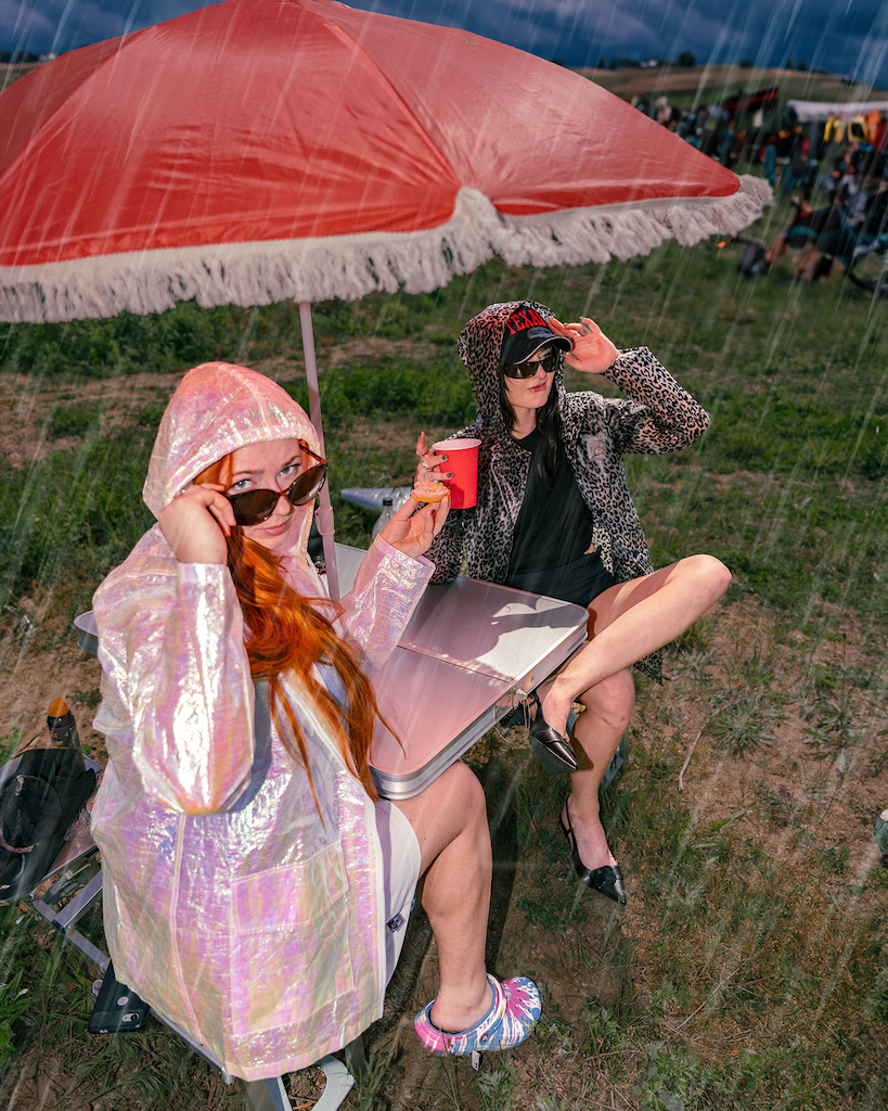 festivalcamping in de regen, parasol, drankje